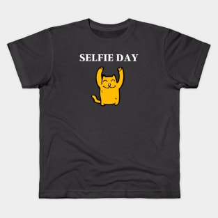 Tiger cat - selfie day !!! Kids T-Shirt